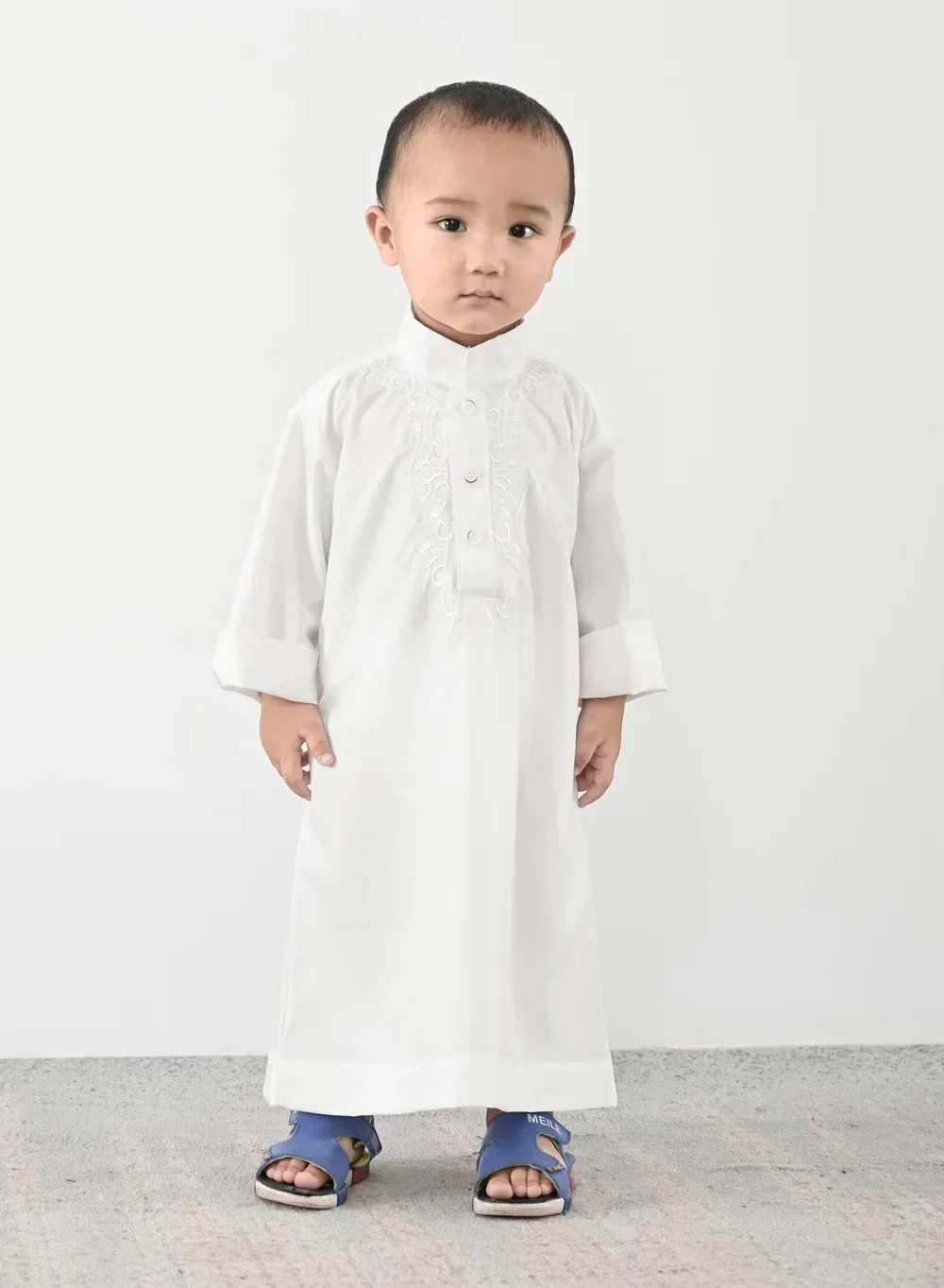 Abito da ricamo bianco del medio oriente Dubai Boys Robes musulmano Arabia saudita bambini Kaftan tunica bambini Thobe abbigliamento islamico