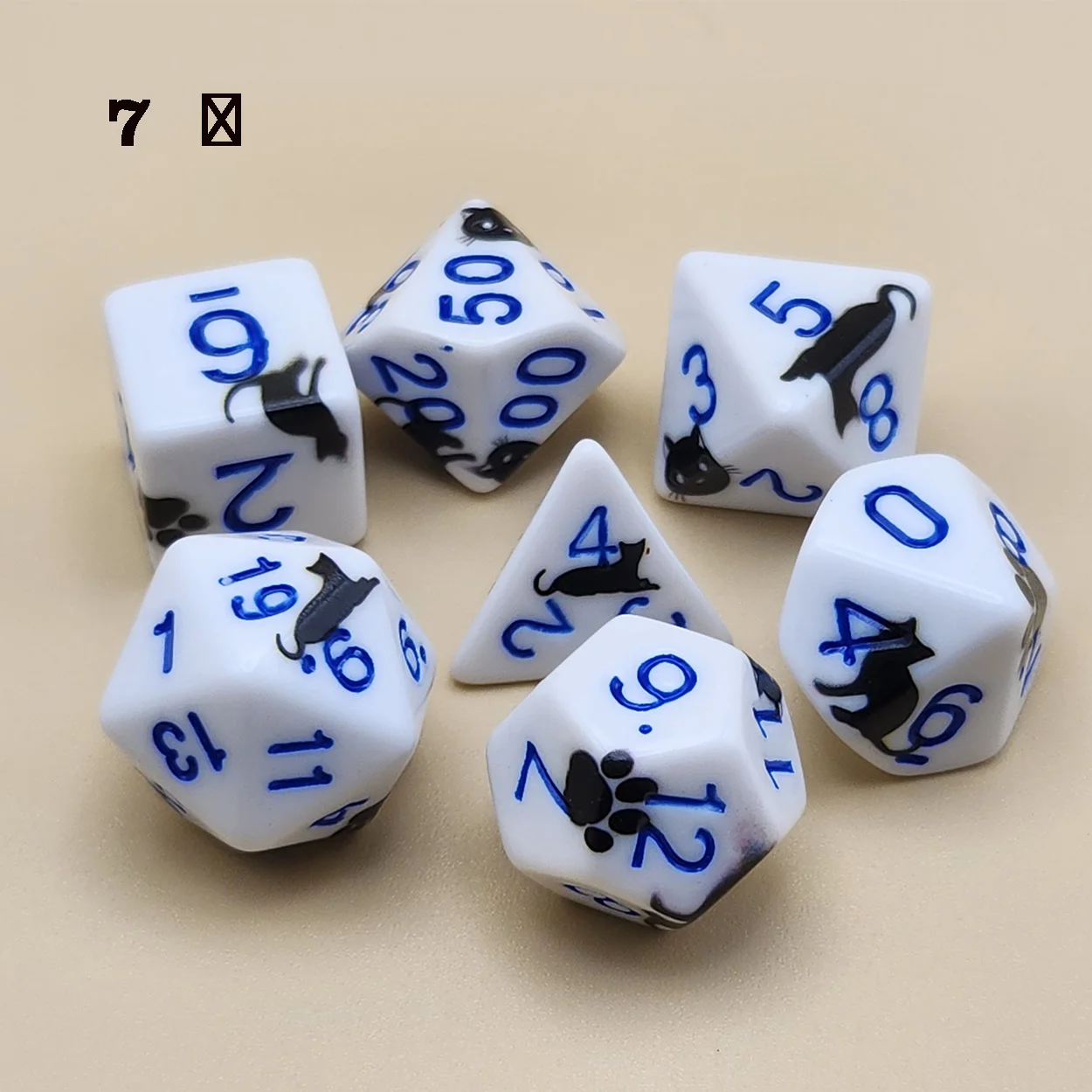 مجموعة نرد متعدد السطوح مصنوعة من الأكريليك على شكل قطة سوداء صغيرة لطيفة، مناسبة للعب الأدوار ونرد الزنزانات والتنينات D&D، وهدايا العطلات