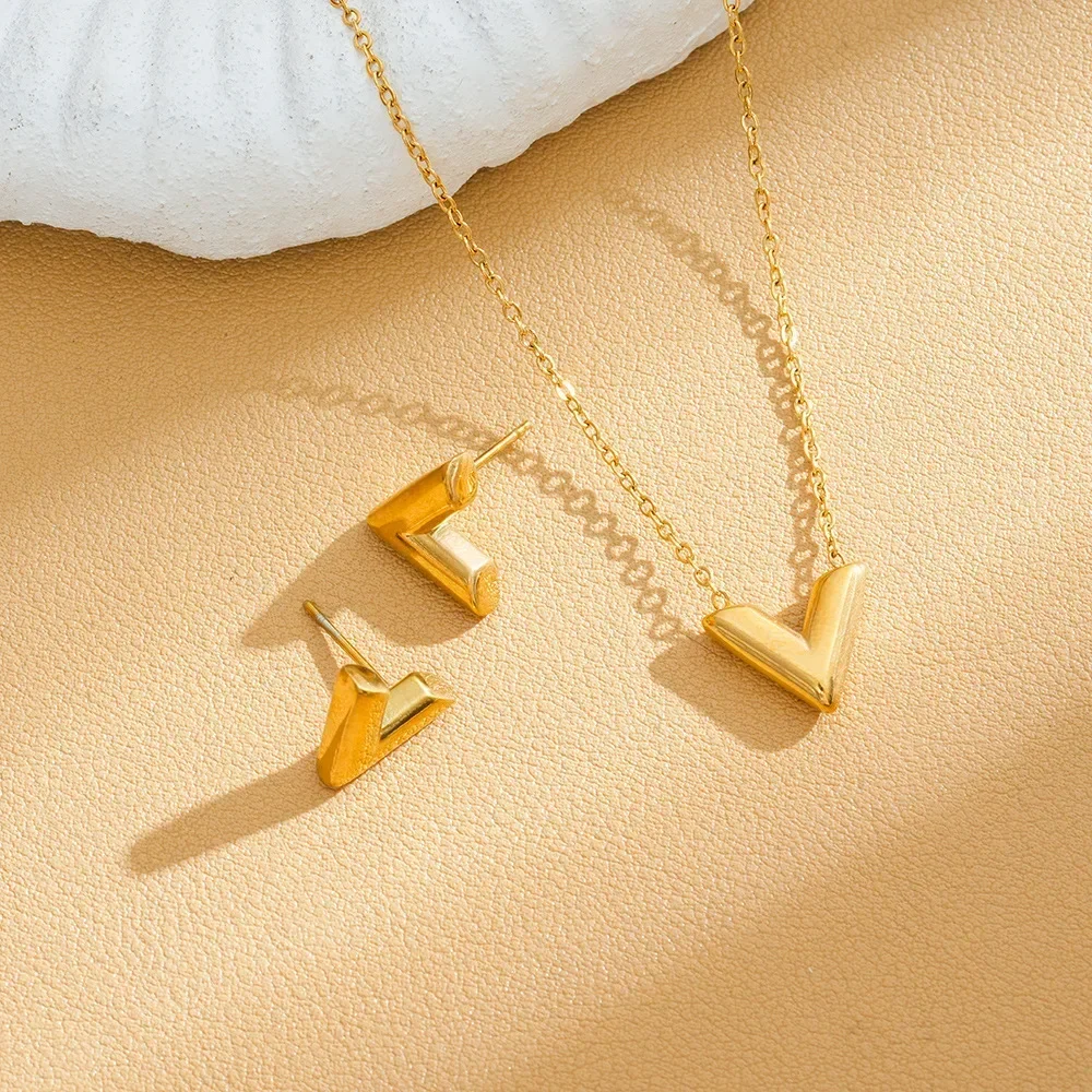 2025nuovo, collana con clavicola da donna, orecchini popolari con collana che non sbiadiscono, collana leggera e lussuosa a forma di V