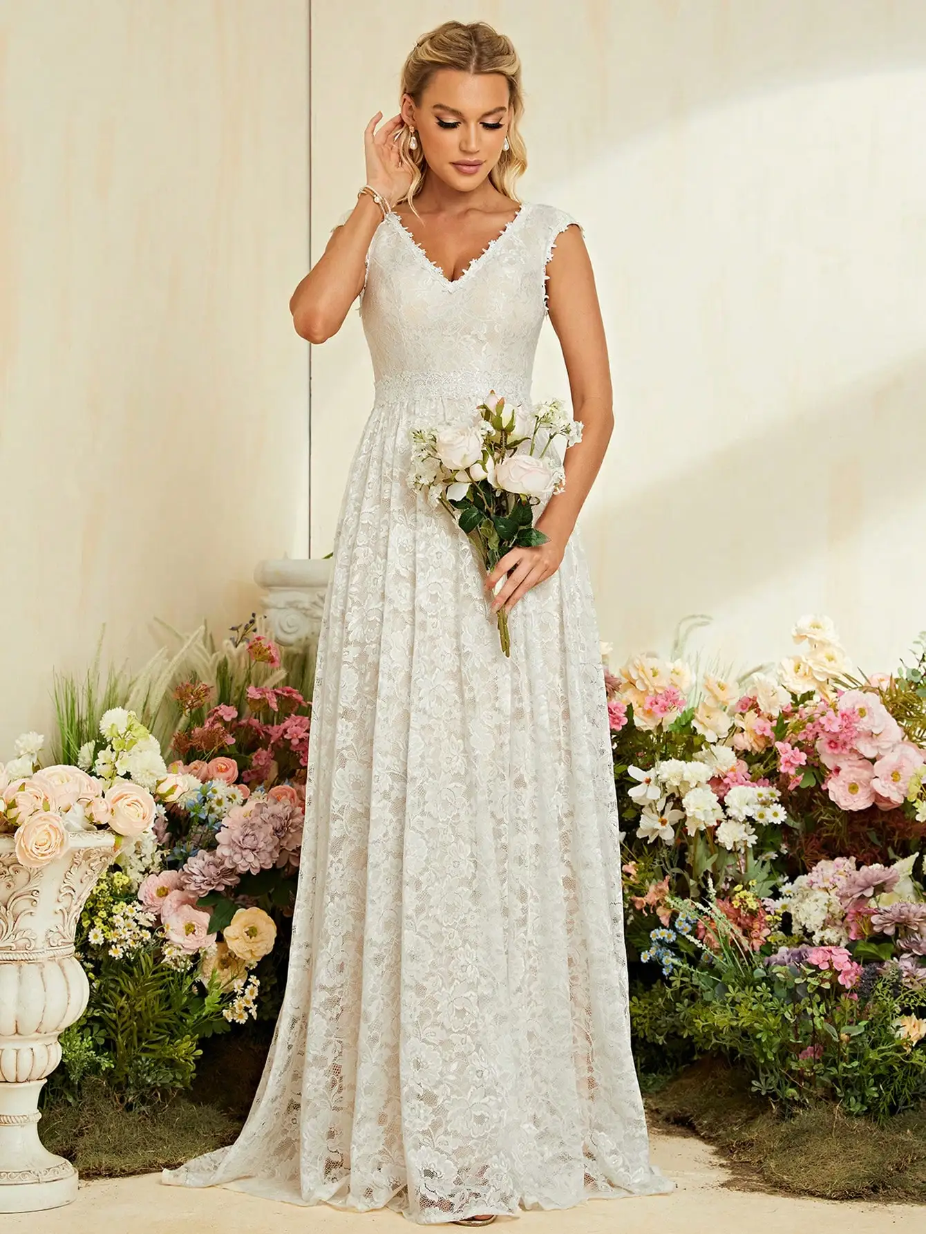 Suknia ślubna z dekoltem w kształcie litery V, zdobiona cekinami i koronką.