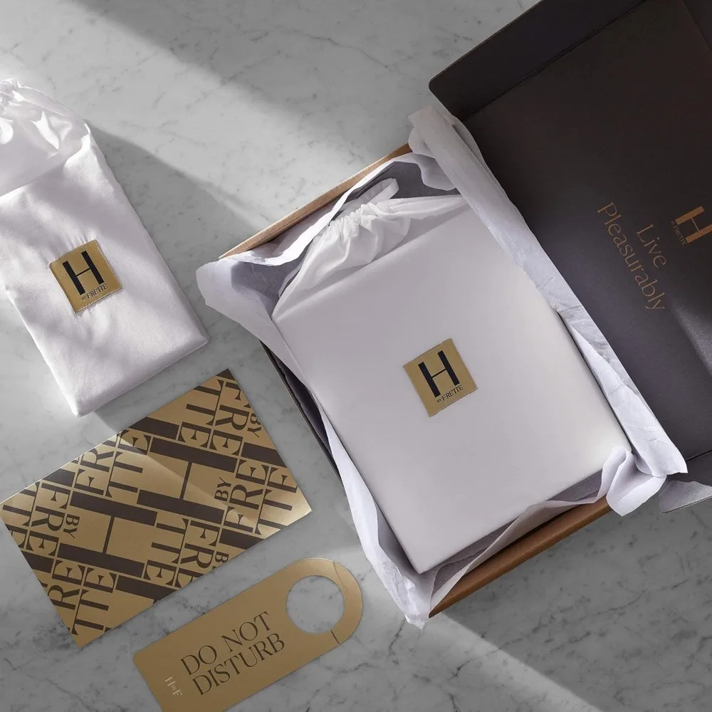 Paquete de baño estándar de Frette Simple Border: paquete de ropa de baño totalmente blanca de lujo/incluye 2 toallas de mano, 2 toallas de baño