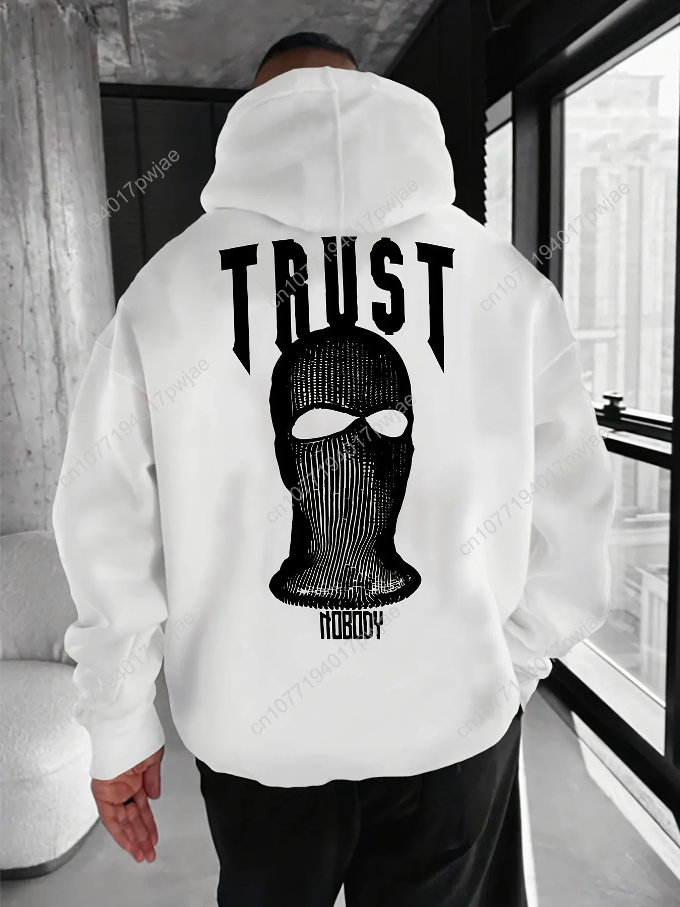 Lässiger Herren-Kapuzenpullover mit Grafikdruck – TRUST NOBODY Text- und Sturmhauben-Design, locker sitzender Pullover, maschinenwaschbarer Frühlings-/Herbststil