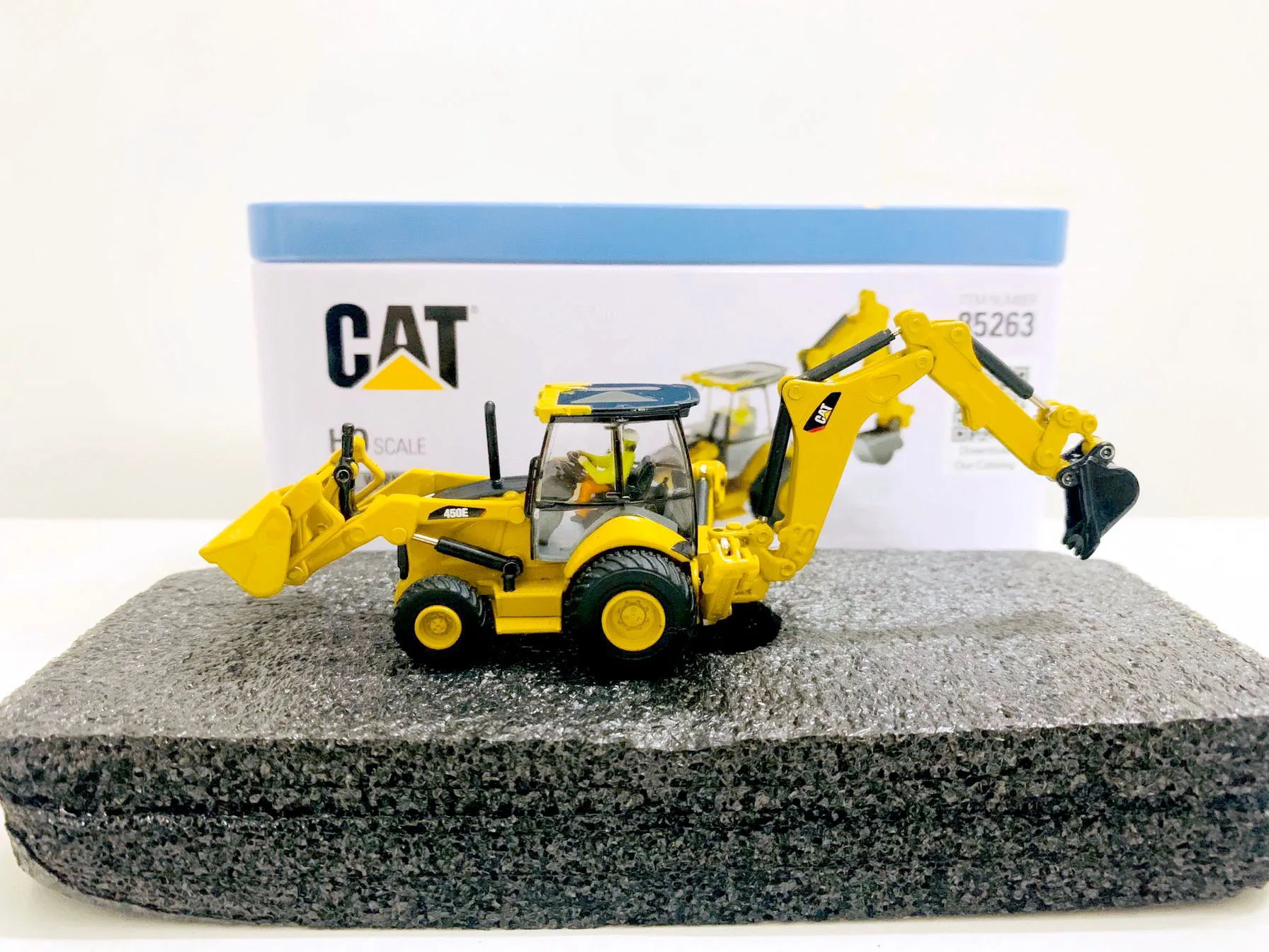 DM 450E Backhoe Loader 1:87 Ho Scale Metal By DieCast Masters 85263 Collectible Model New in Box