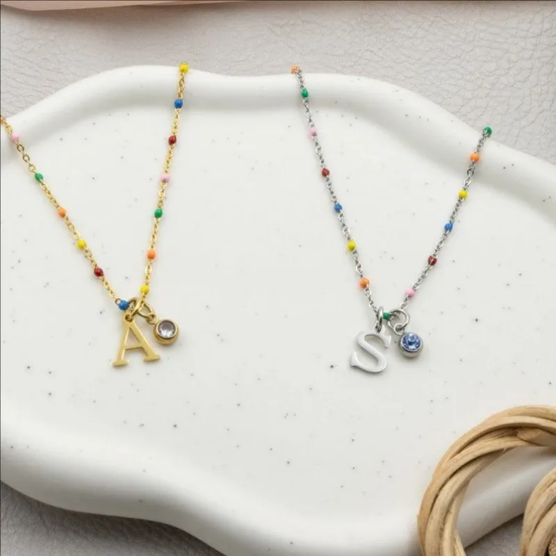 

Ожерелье с инициалами на заказ и разноцветными бусинами. Персонализированная позолоченная цепочка. Ювелирные изделия. Уникальные игривые первоначальные ожерелья на Рождество.