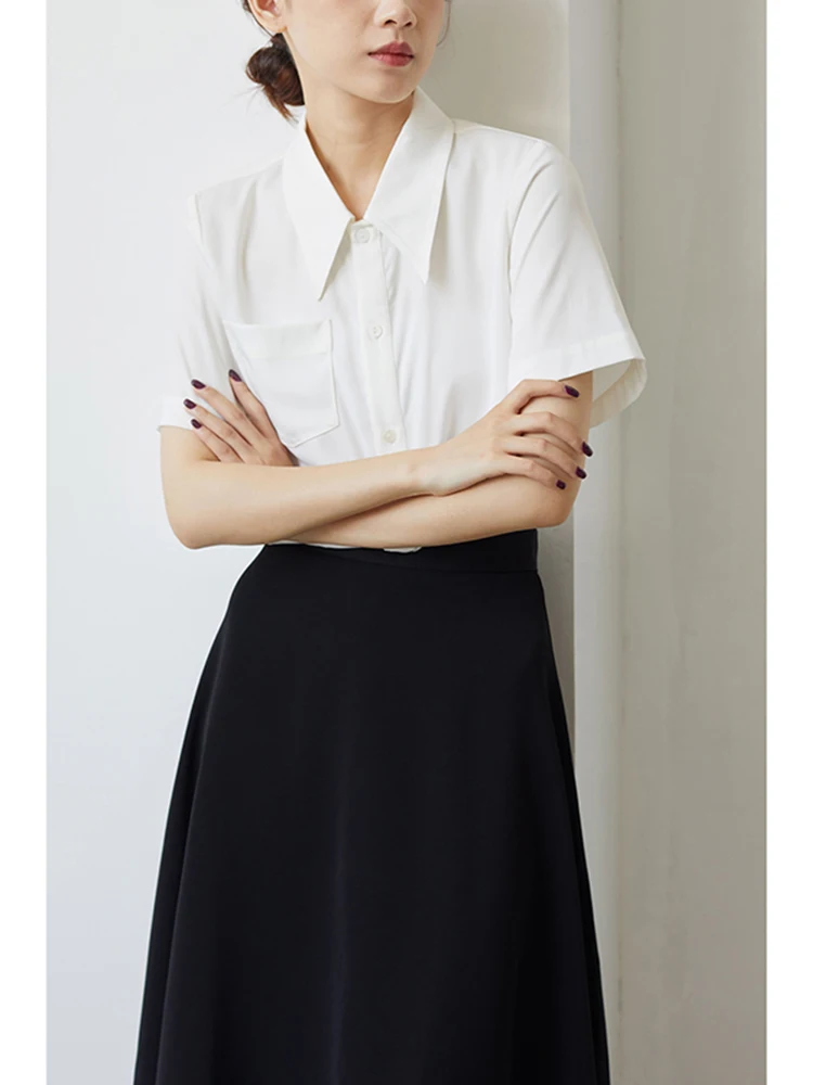 قميص نسائي أبيض بأكمام قصيرة، تصميم صيفي جديد بسيط بياقة مطوية، مناسب للعمل والمقابلات والمناسبات الرسمية والكاجوال العصرية