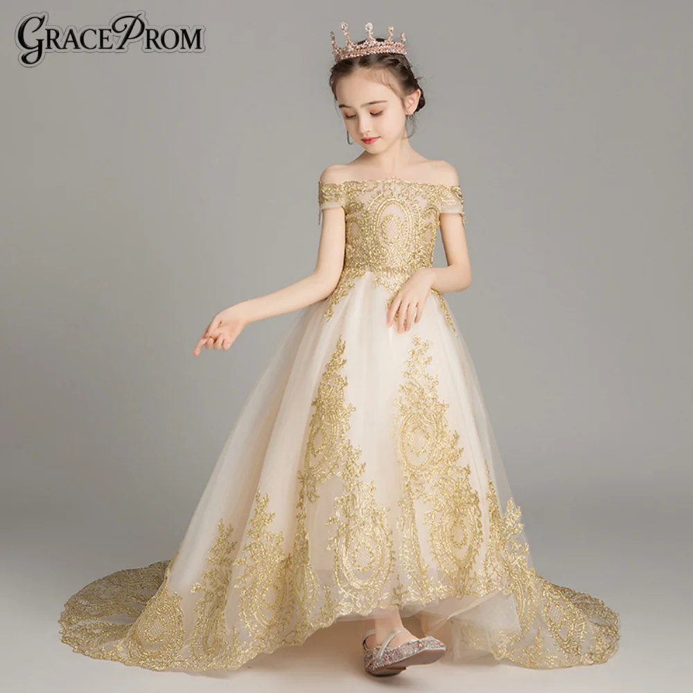 

Charming Champagne Tulle Flower Girl Dress 2026 Off Shoulder Gold Lace Appliques with Train Kids Wedding Birthday Pageant Gown