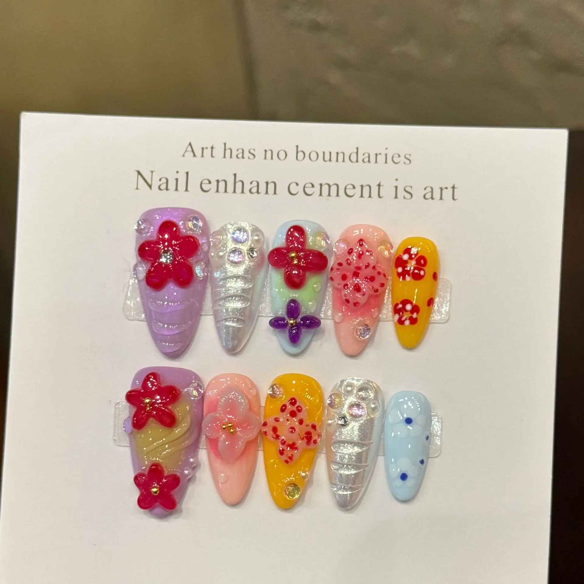 10 Uds. De uñas postizas hechas a mano de almendra colorida, diseño de flores 3D talladas a mano, prensa de estilo europeo en uñas, uñas postizas con dije picante para chica