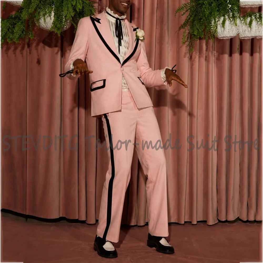 

Pink Black Contrast Trim Men Suit Peak Lapel Single Button Blazer Side Stripe Pants Set Groom Tuxedo Wedding Party Prom Costume