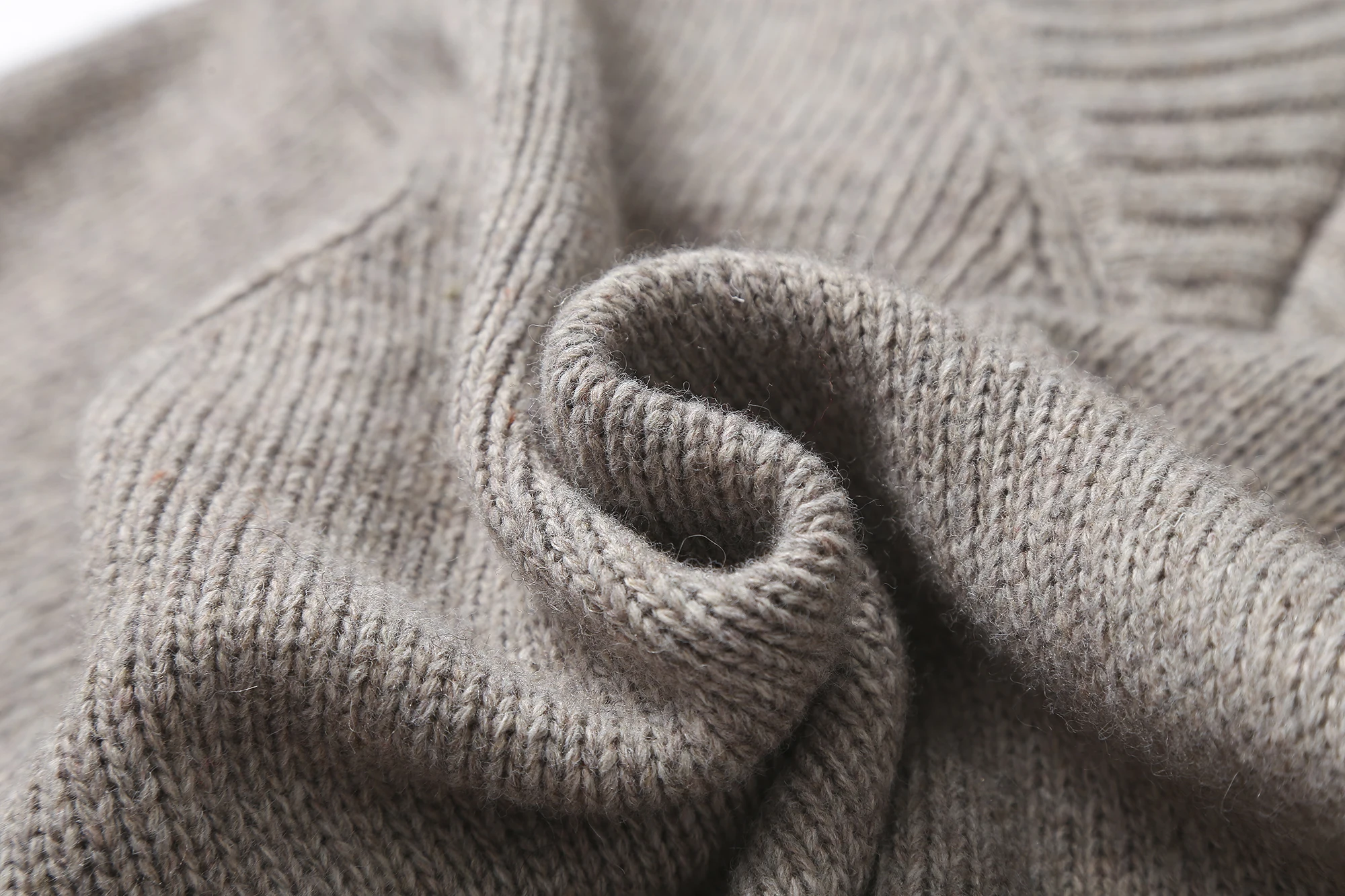 Ethereal MD 2023 autumn new style of French simple commuter style wool blend high V-neck sweater