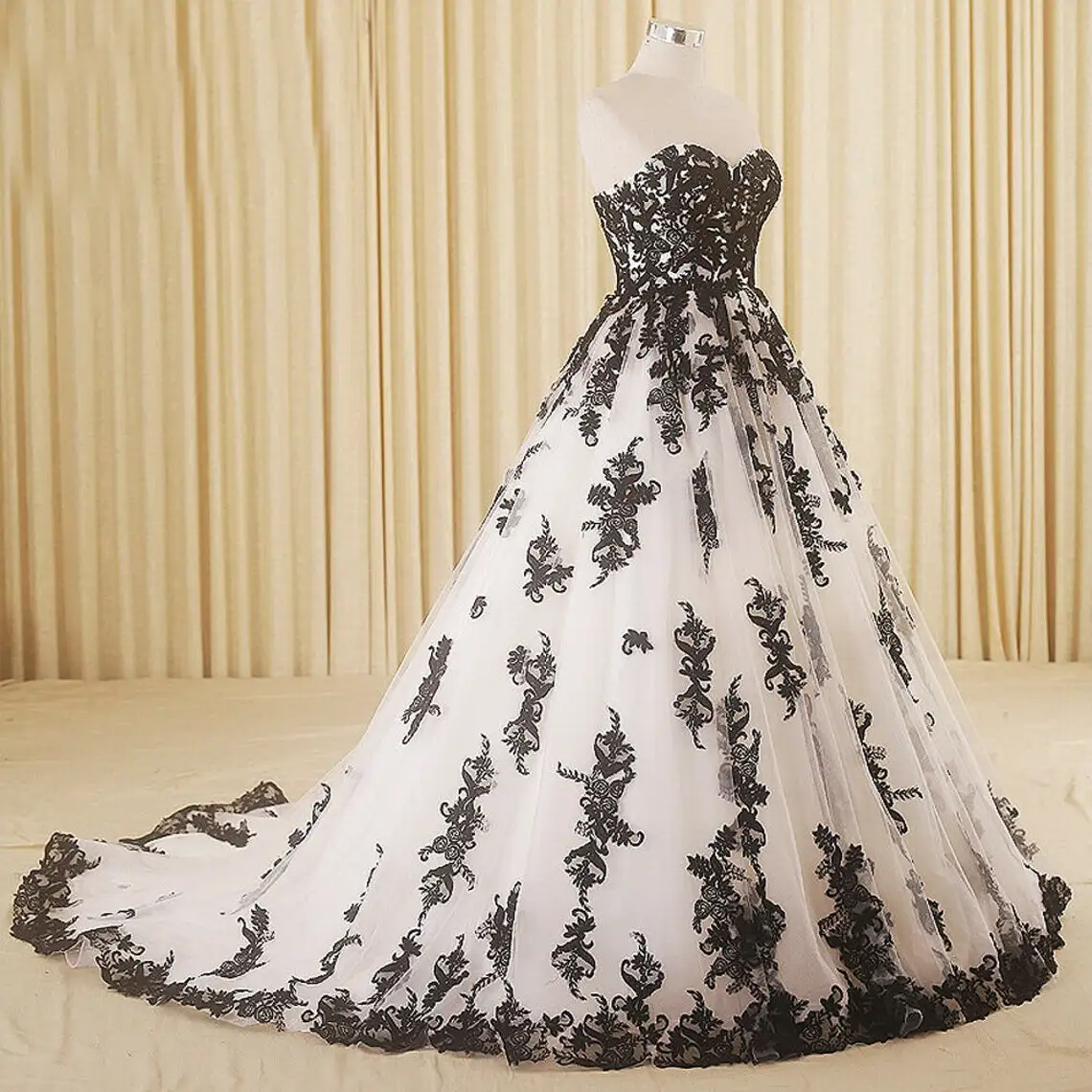 Gaun Pengantin Hitam dan Putih Gotik Tanpa Tali Sayang Gaun Pengantin Applique Renda Tulle Ukuran Plus Jubah Vintage Dipesan Lebih Dahulu