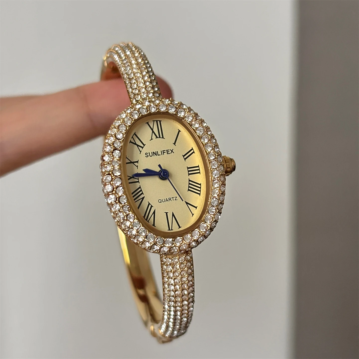 Round fashion temperament minimalist oval full diamond watch women's high-end retro women's light luxury watch