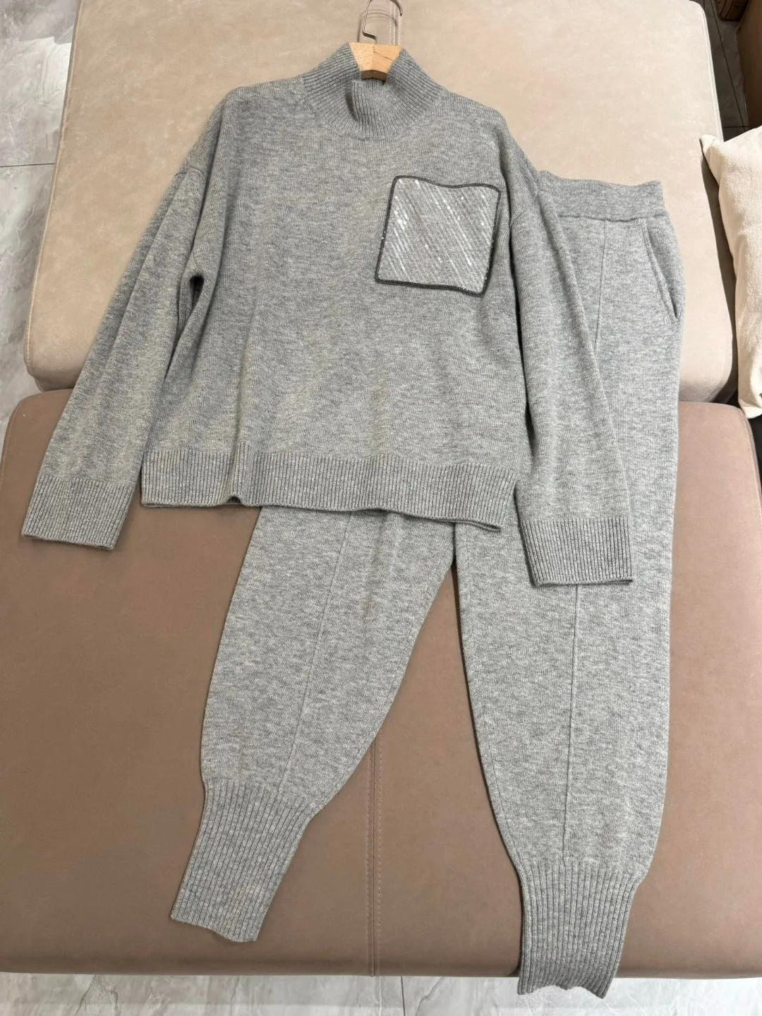 Luxurious casual pure cashmere exquisitely trimmed casual set of clothes