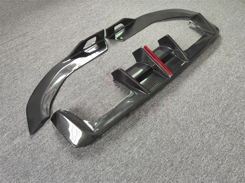 ألياف الكربون عالية الجودة على شكل حرف A مع الناشر الخلفي الخفيف لسيارات BMW M3 M4 G82 G83 طقم الجسم المصد الأمامي حافة التنانير الجانبية
