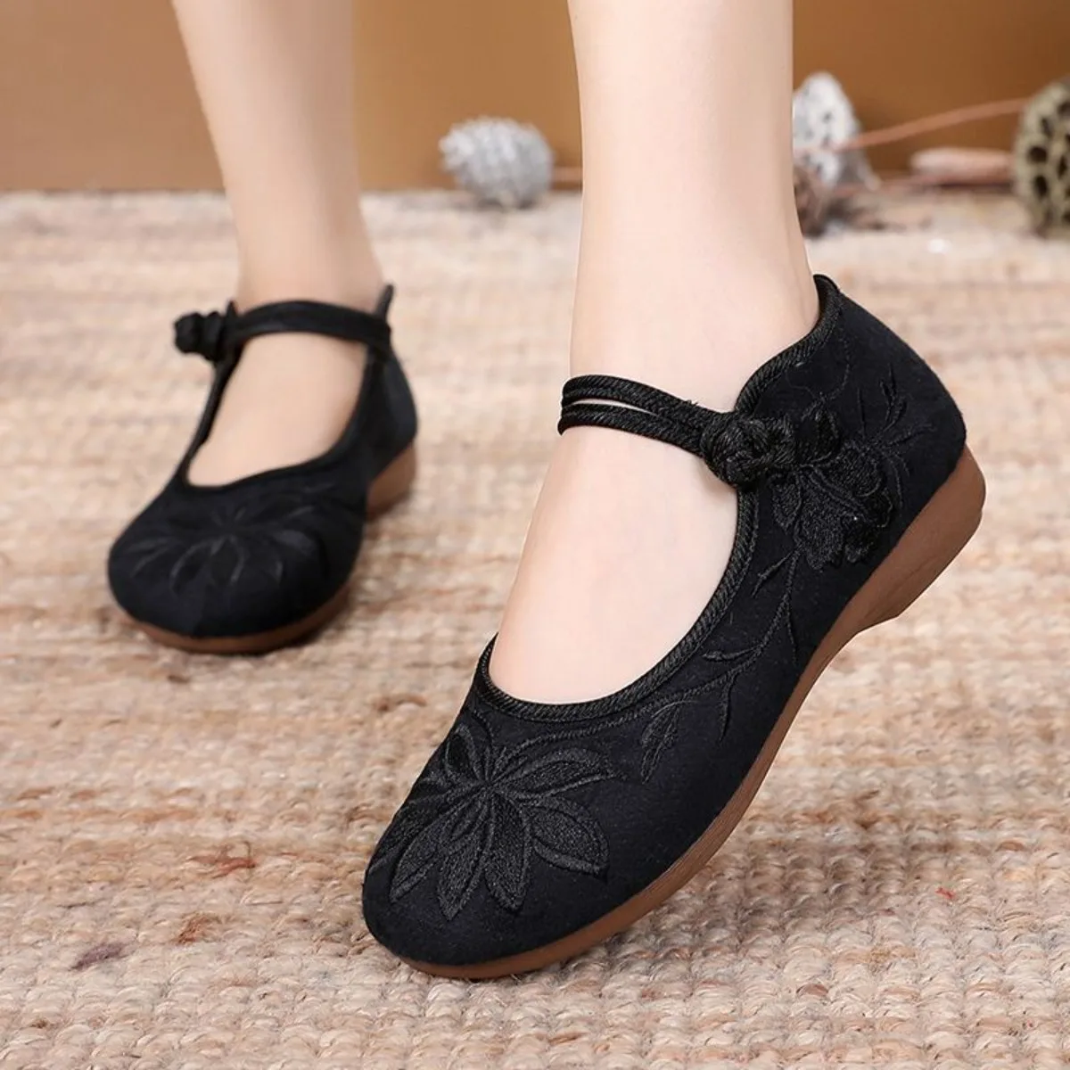 

Ethnic Embroidered Breathable Soft Anti-Slip Old Beijing Cloth Shoes for Middle-Aged Women, Retro Spring Summer Loafers