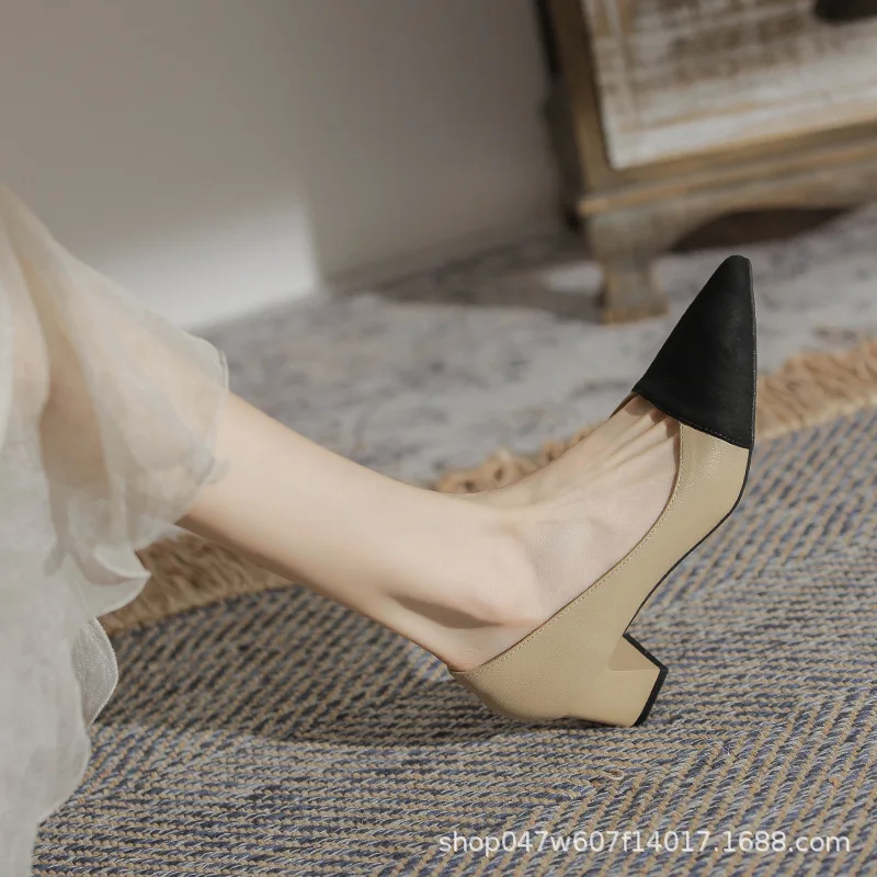

Новый стиль женских туфель на толстом каблуке во французском стиле с цветными блоками и острым носком на среднем каблуке из овчины.