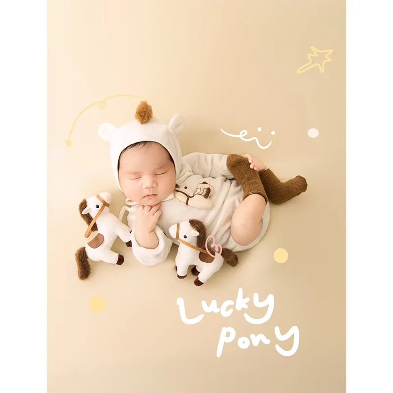 

Newborn babys one month old photo props with the theme of the Year of the Horse 신생아촬영 تذكارات للرضع 아기 코스프레