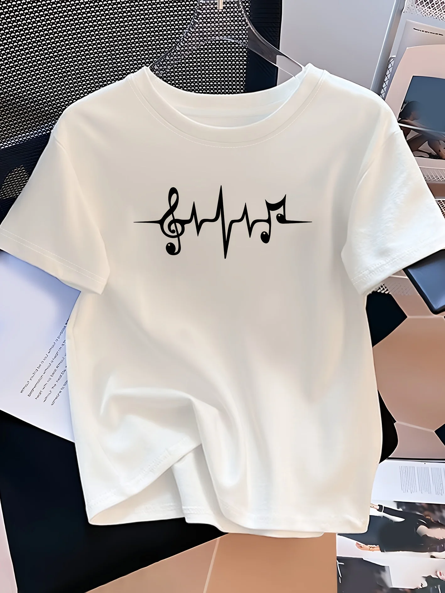 

Women's Casual Short Sleeve T-Shirt Musical Note and Heartbeat Graphic Print Crew Neck White T-Shirt Versatile Tops for Women
