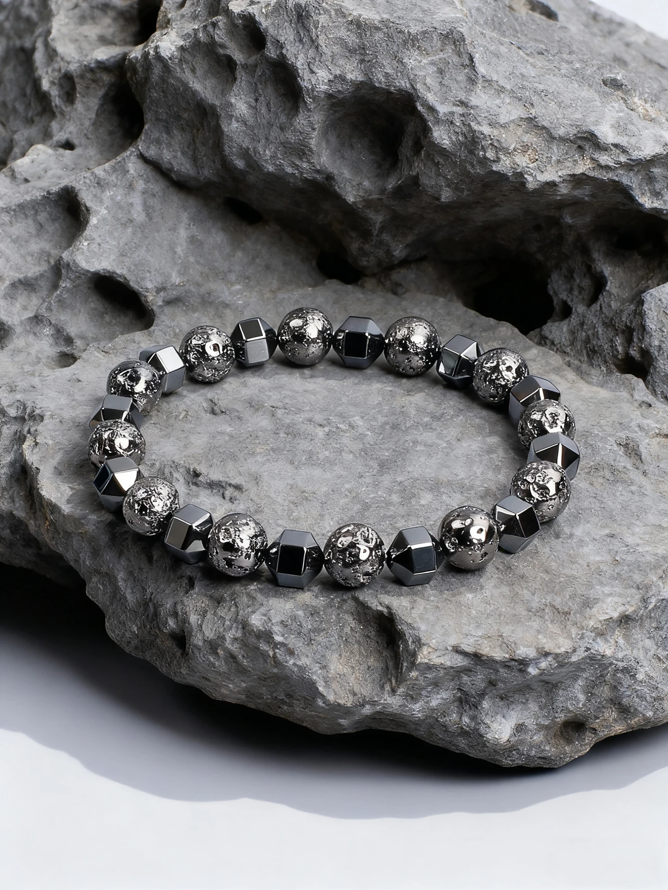 Facettiertes Hämatit- und Waffenarmband aus schwarzem Lavastein, vulkanisches Natursteinperlenarmband für Mut und Schutz, Kraftschmuck