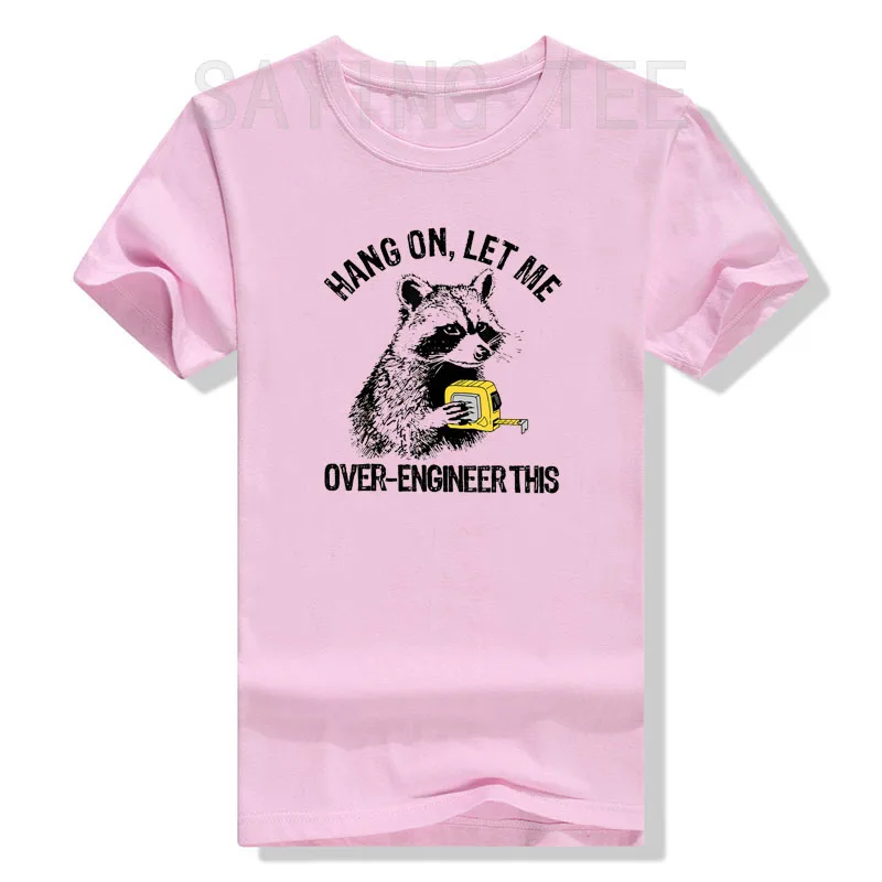 Warte, lass mich das schmeichelnde T-Shirt mit lustigem Waschbär-Motiv für Techniker im Y2K-Stil gestalten – Süßes, personalisiertes Herren-T-Shirt für den Arbeitsalltag mit sarkastischem Spruch – Detail 9