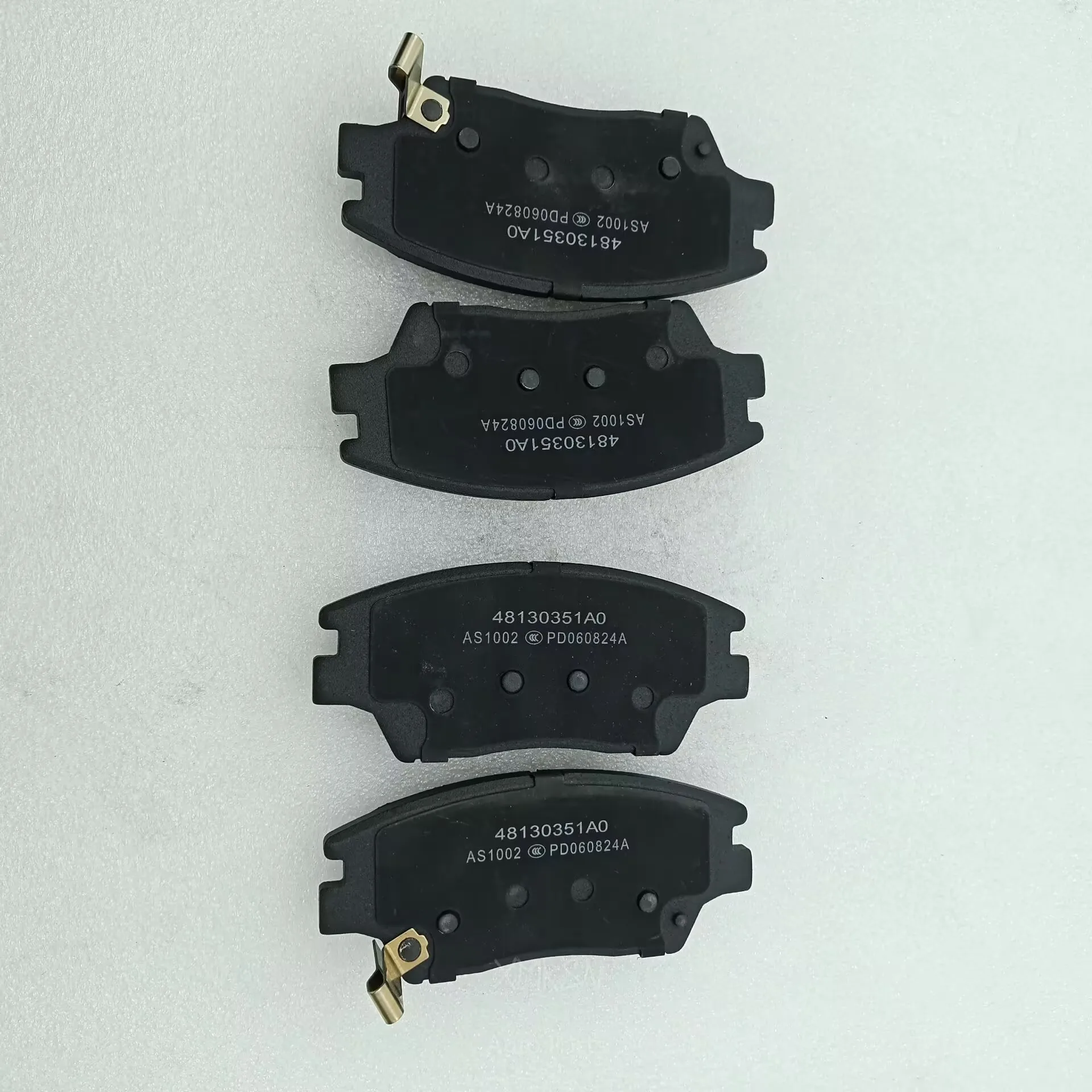 

Newe 4 PCS Front Brake Pad Set 48130351A0 / 48130350A0 For Ssangyong TIVOLI 2015-2020