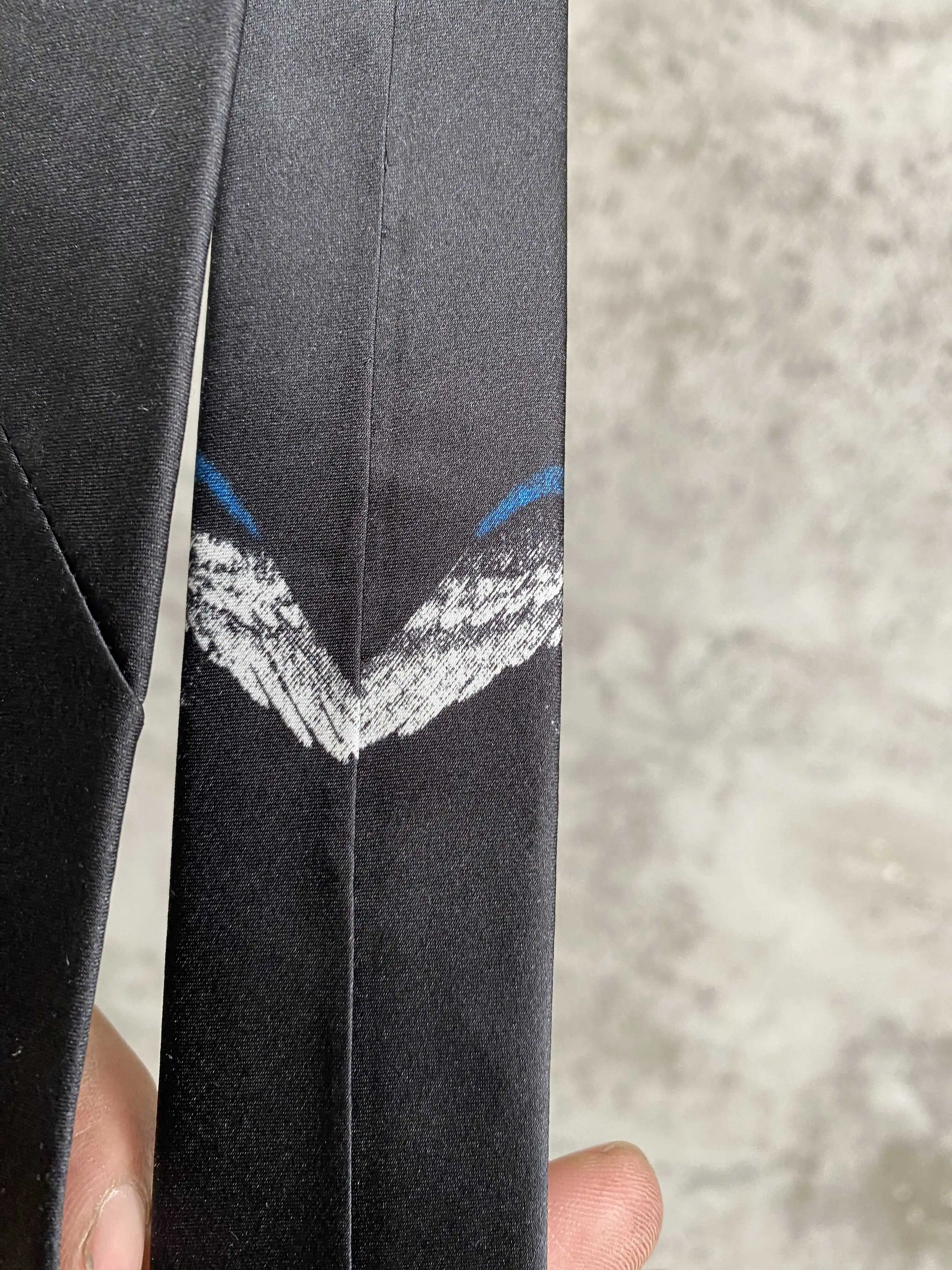 Original men's and women's woolen ties with swallow embroidery, an independent designer's original brand fashion show