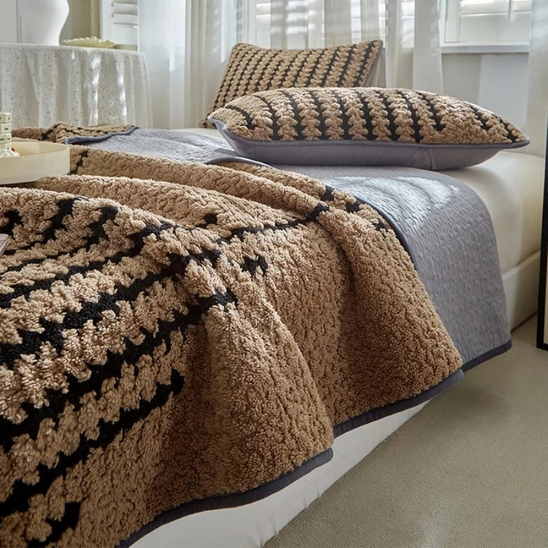 

1pc Warm Fleece Velvet Quilted Bedspread Thick Bed Cover Soft Jacquard Patchwork Mattress Topper Bed Sheets queen King 229*229cm