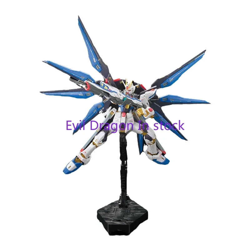 Bandai Originele Gundam Anime Model Rg 1/144 Strike Vrijheid Gundam Actiefiguur Assemblage Model Speelgoed Kerstcadeau Voor Kinderen