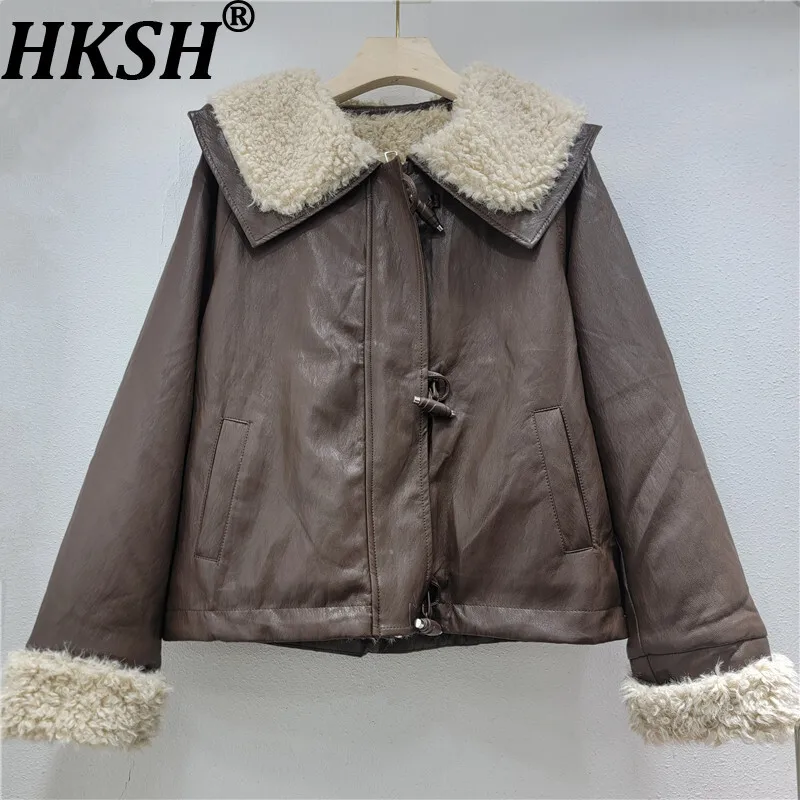 

HKSH Winter New Women Warm Jacket Faux Fur Doll Collar Spliced PU Leather Contrast Color Zipper Buttoned Thickened Coats HK13343