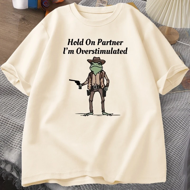 

Мужская футболка Hold on Partner Im Overstimulated Funny Meme Графические футболки Ковбойская футболка с лягушкой Модный хлопковый топ с короткими рукавами