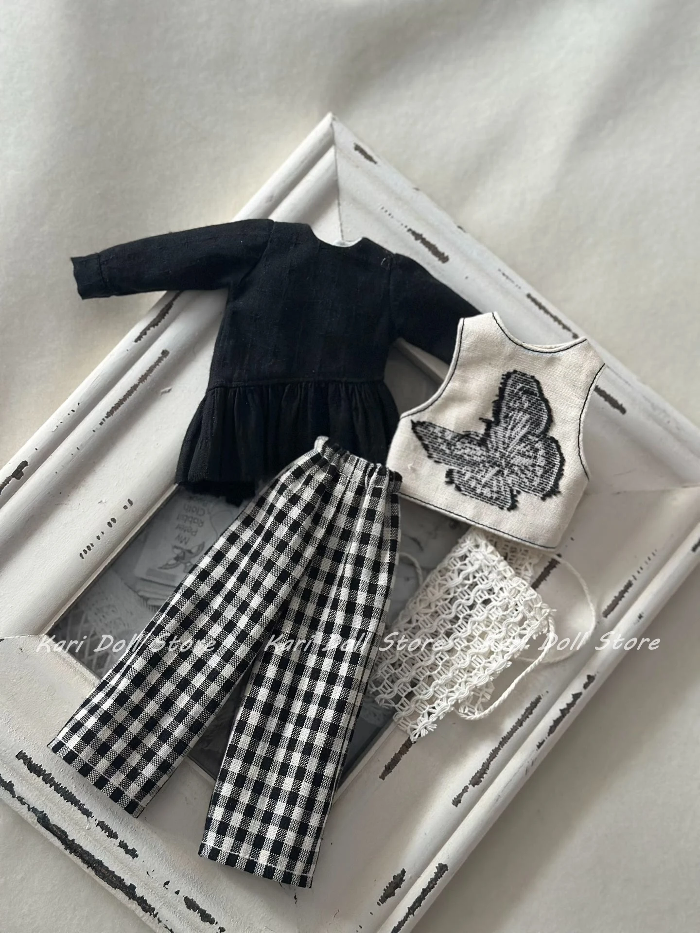 

Комплект одежды для куклы 2026 Kari: простые однотонные брюки в клетку, жилет с вышивкой бабочек для кукол Landazz и Landoudou
