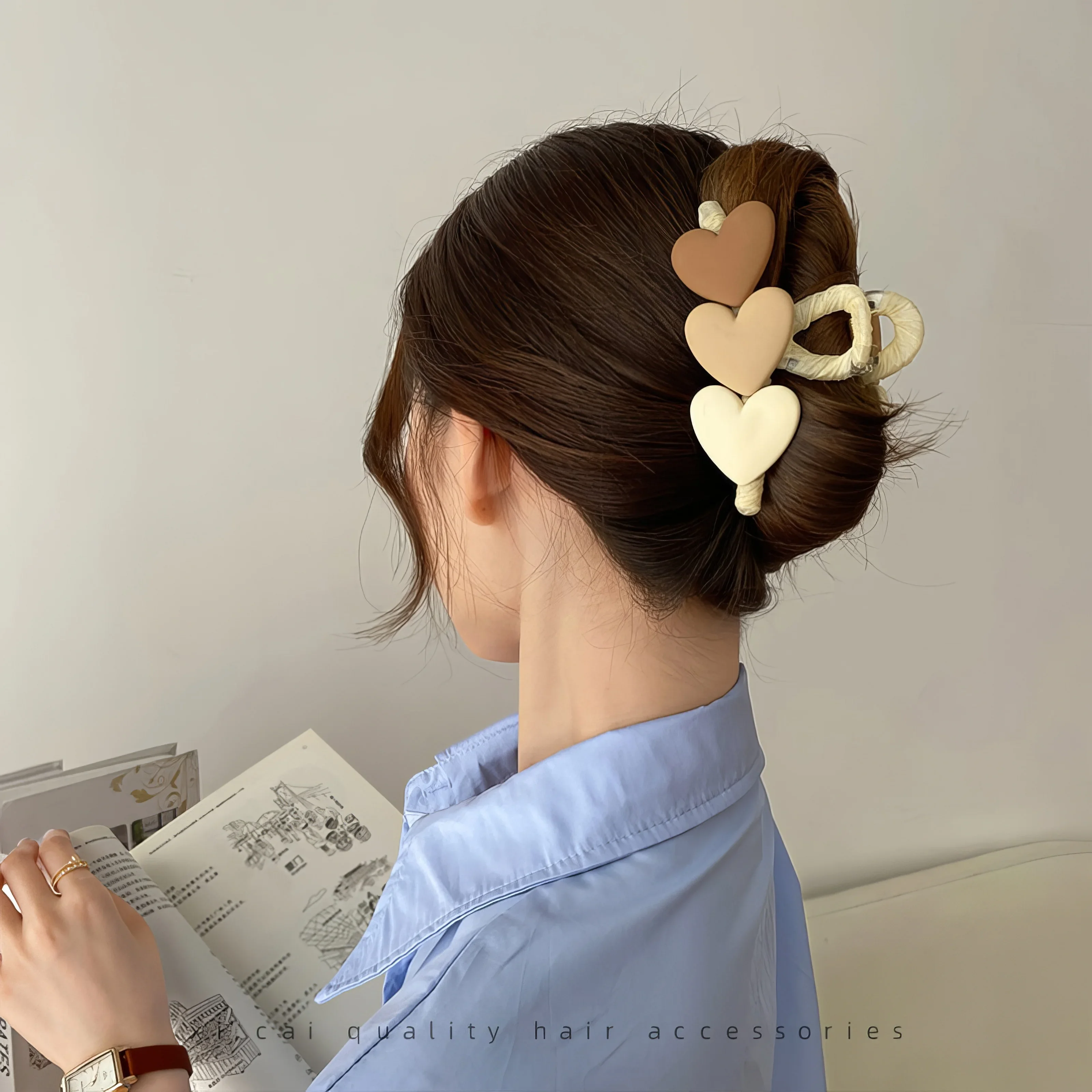 1 Piece of Sweetheart Shaped Hair Clip Khaki White, Non Slip and Firm, Summer Hairstyle Accessory, Suitable for Daily Wear - Detail 1