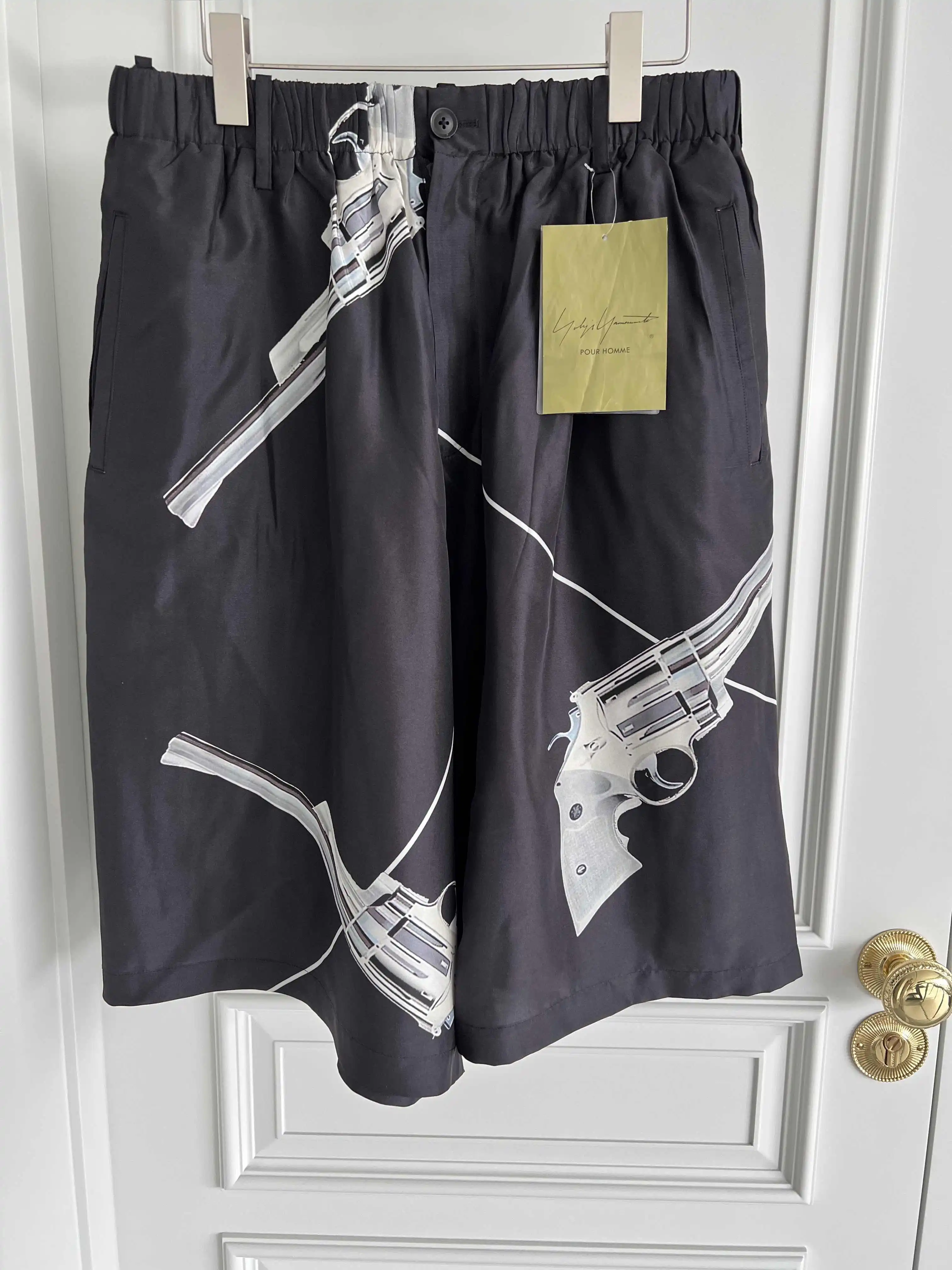 

TOP-YAMAMOTO оригинальный дизайн капри с пистолетным принтом, шелковые шорты, мужские большие брюки с тонкими разрезами