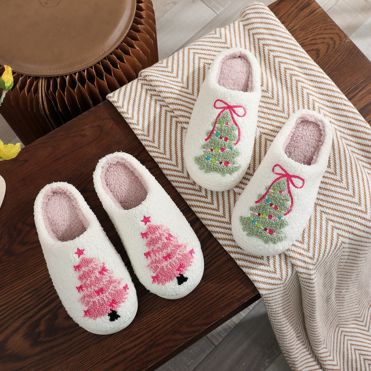 Hot Selling Christmas Cotton Slippers Christmas theme Design Cozy Indoor Footwear for Couples and Families with warm Fleece