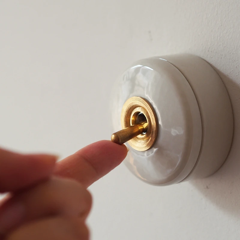 

Одиночный выключатель света в японском стиле, латунная крышка переключателя в стиле ретро, керамическая основа, семейная интеллектуальная система для настенной фурнитуры для прихожей