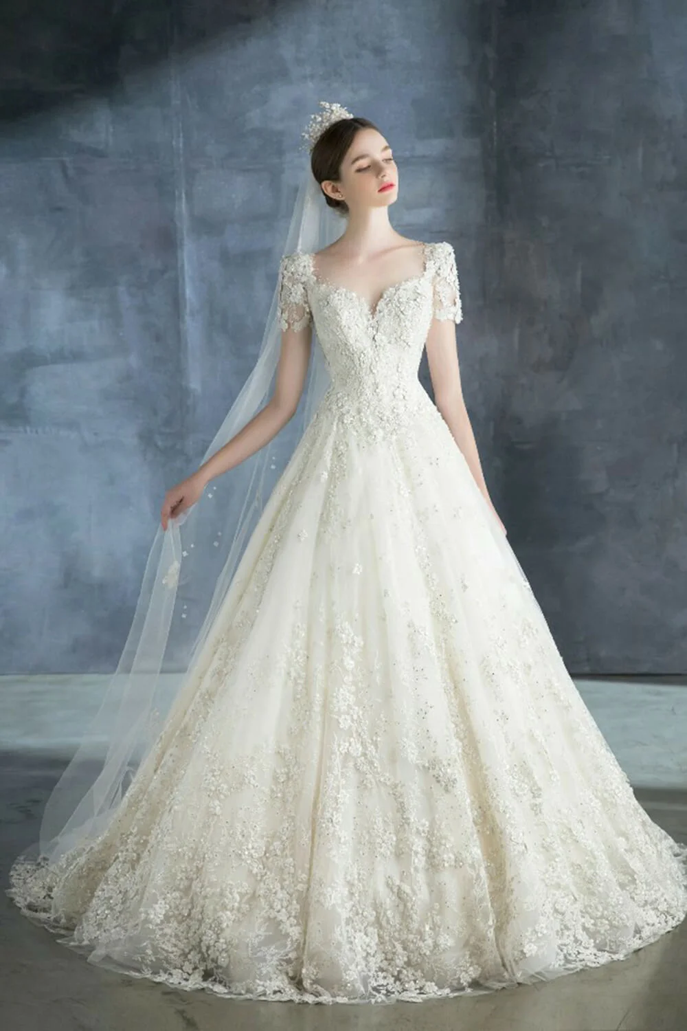 

2025 Sweetheart Decal Lace Design Korean Princess Skirt Backless and Shoulderless Design A-line Wedding Dress Customization