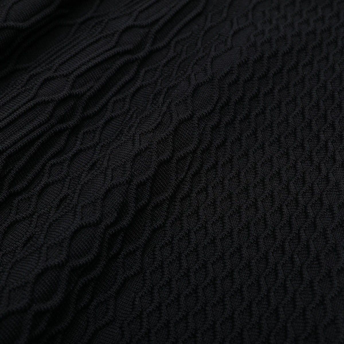 Wysokiej jakości letnia, modna sukienka dzianinowa z krótkim rękawem, okrągłym dekoltem, dopasowana, z paskiem na ramię, idealna do pracy.