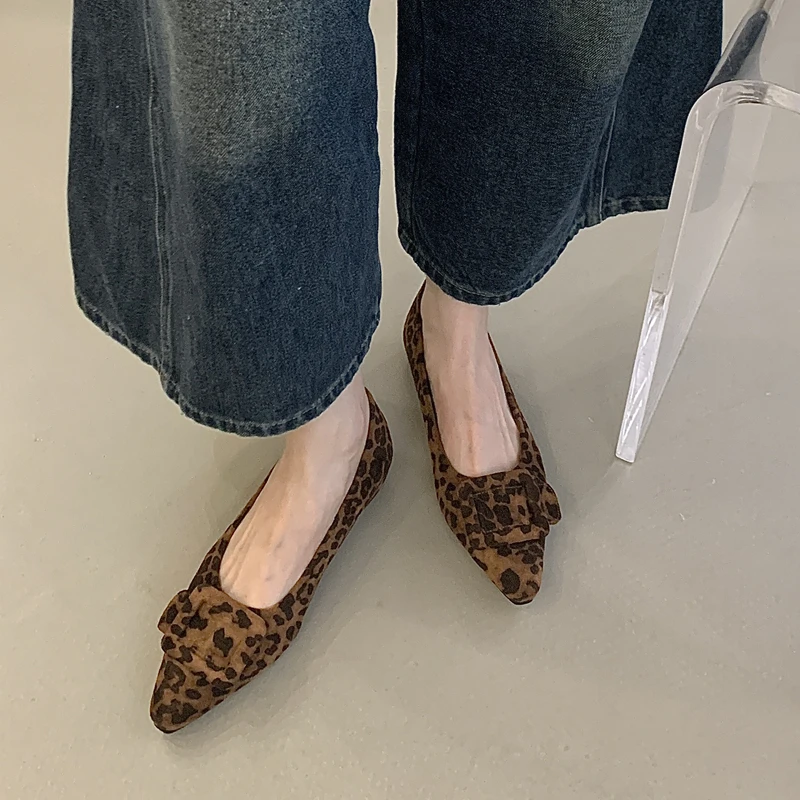 SUOJIALUN 2026 العلامة التجارية الجديدة النساء حذاء مسطح مشبك الموضة أشار تو الضحلة الانزلاق على أحذية Slingback فستان خارجي قارب الأحذية #2