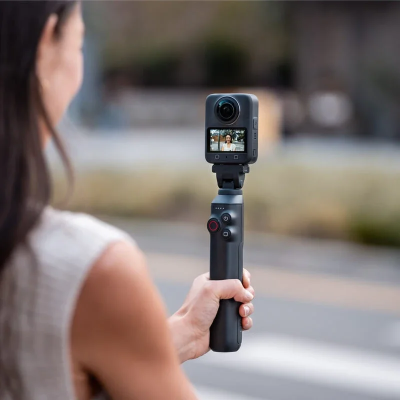 Osmo 360 Battery Extension Rod Built-in 15.5Wh battery enables 4.5h 8K/30fps recording. It extends to 90cm