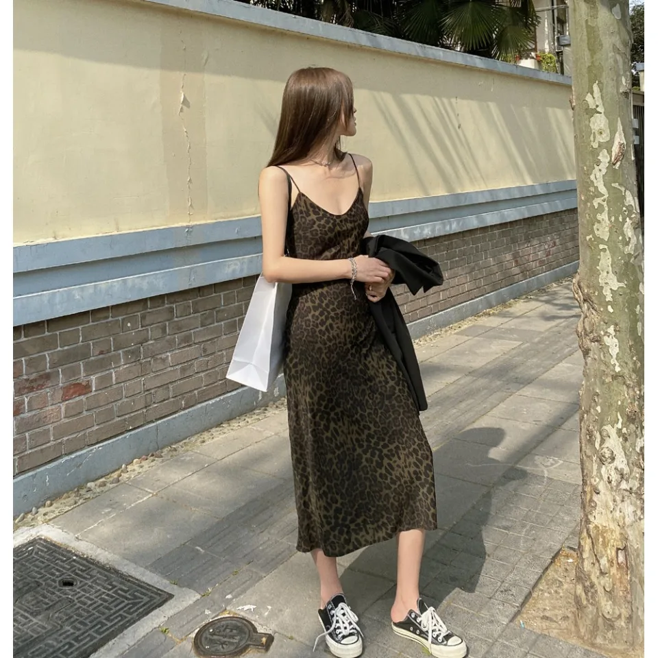 Primavera verão 2025 v-ne sexy leopardo impressão strapl feminino dr oulder bared fino ajuste midi comprimento camada base dr