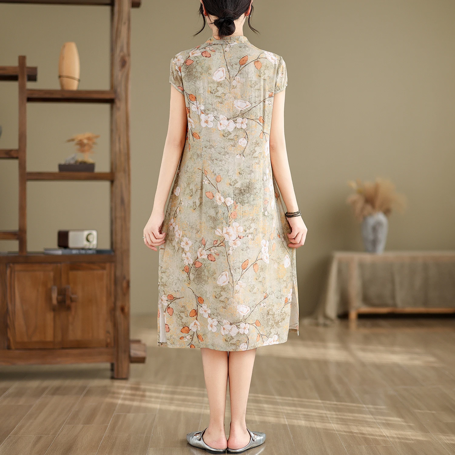 ชุดกี่เพ้าสไตล์จีนแบบหลวมพิมพ์ลายใหม่ พร้อมกระดุมตกแต่ง ให้ความรู้สึกหรูหรา แฟชั่นฤดูร้อน แขนยาว ผ้าโพลีเอสเตอร์ผสม