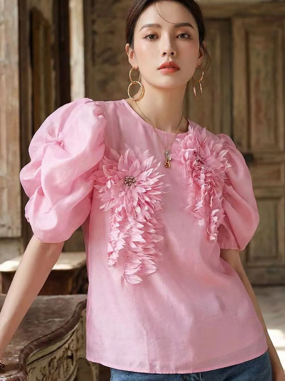 

Модная женская блузка с круглым вырезом, короткими рукавами-фонариками и изысканным цветочным декором, универсальный трендовый топ