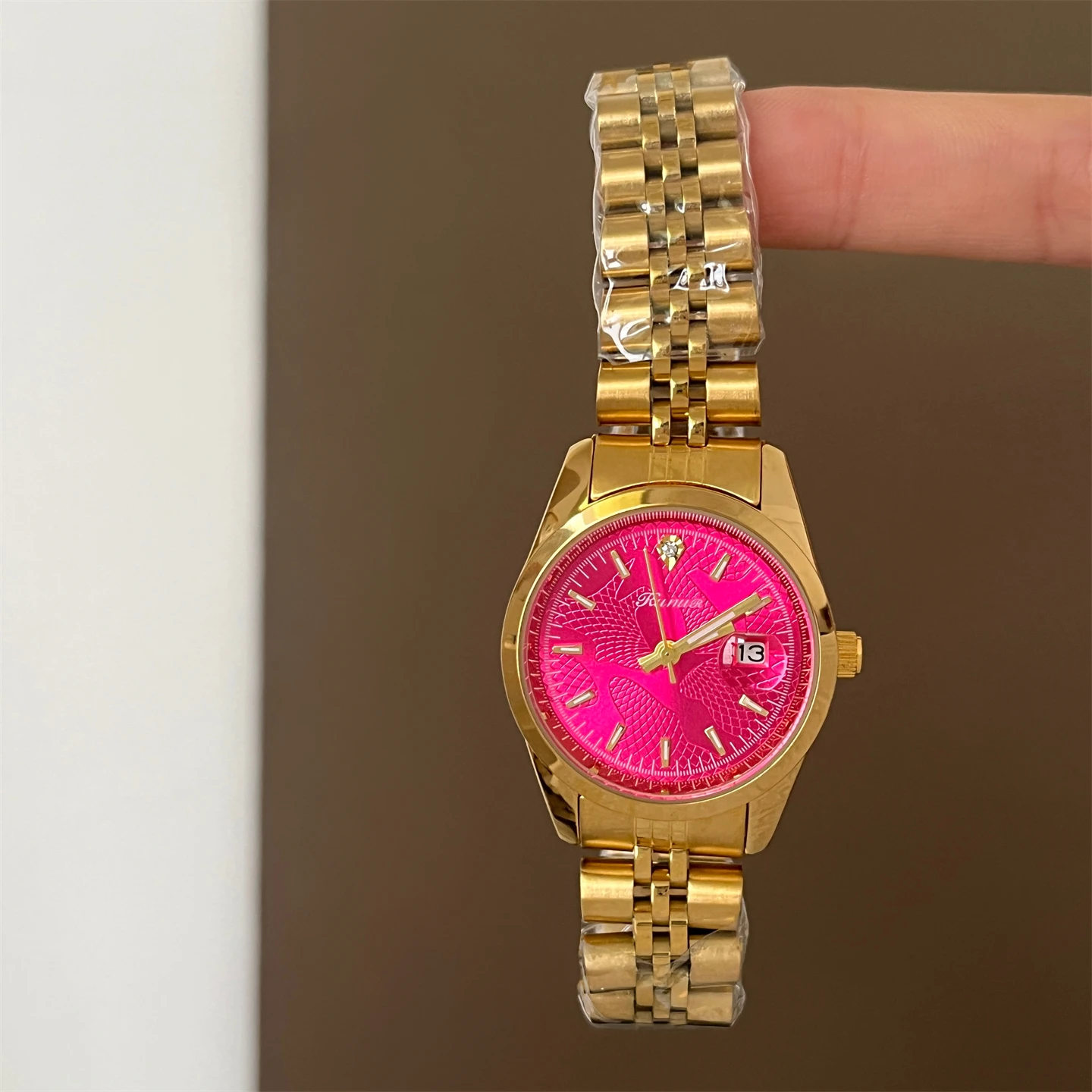 Reloj de mujer de alto valor con esfera redonda y calendario, textura de fruta de dragón de nicho Medieval, diseño diferente