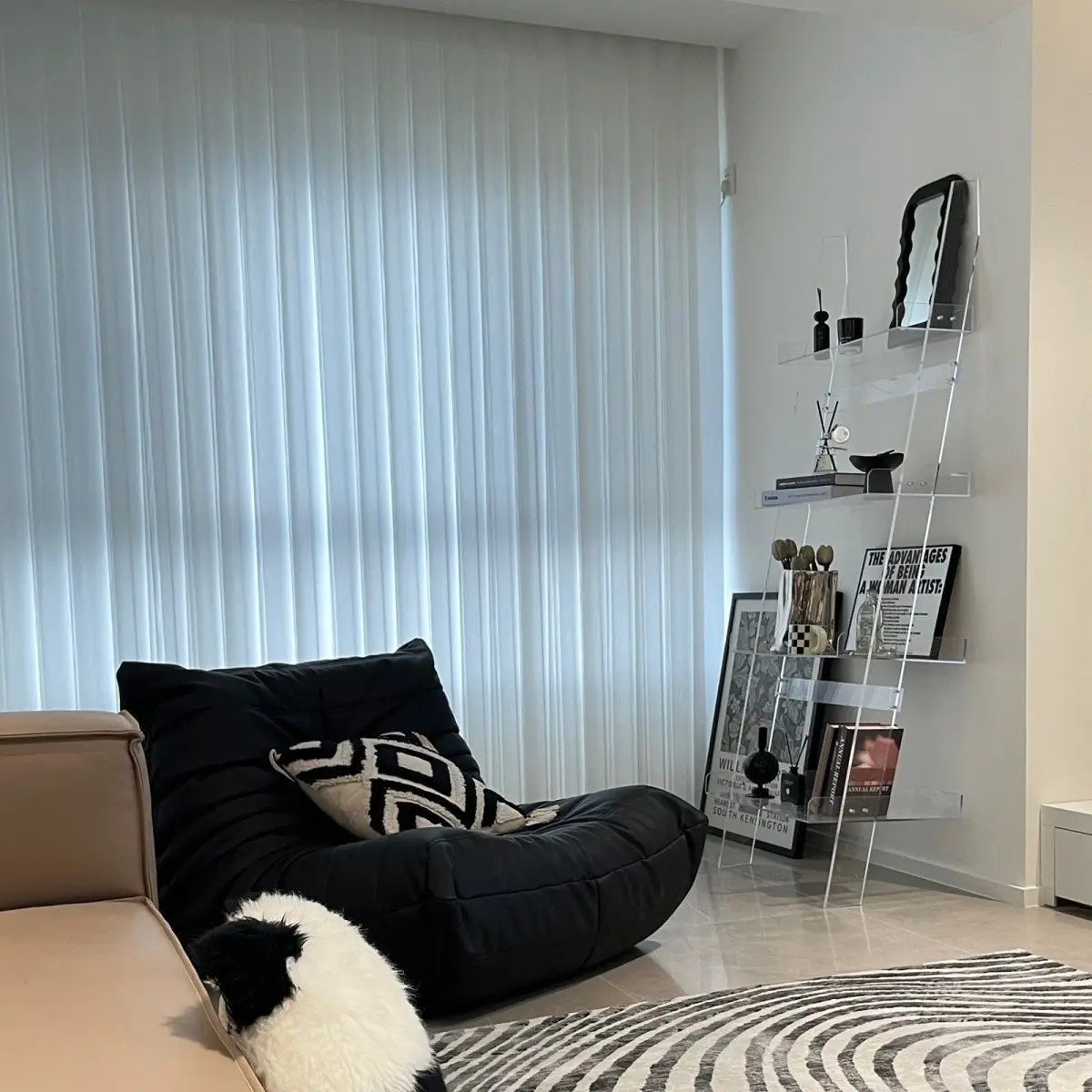 رف كتب أكريليك مقابل رف الحائط، رف عرض بسيط لغرفة المعيشة، أرضية إبداعية #3