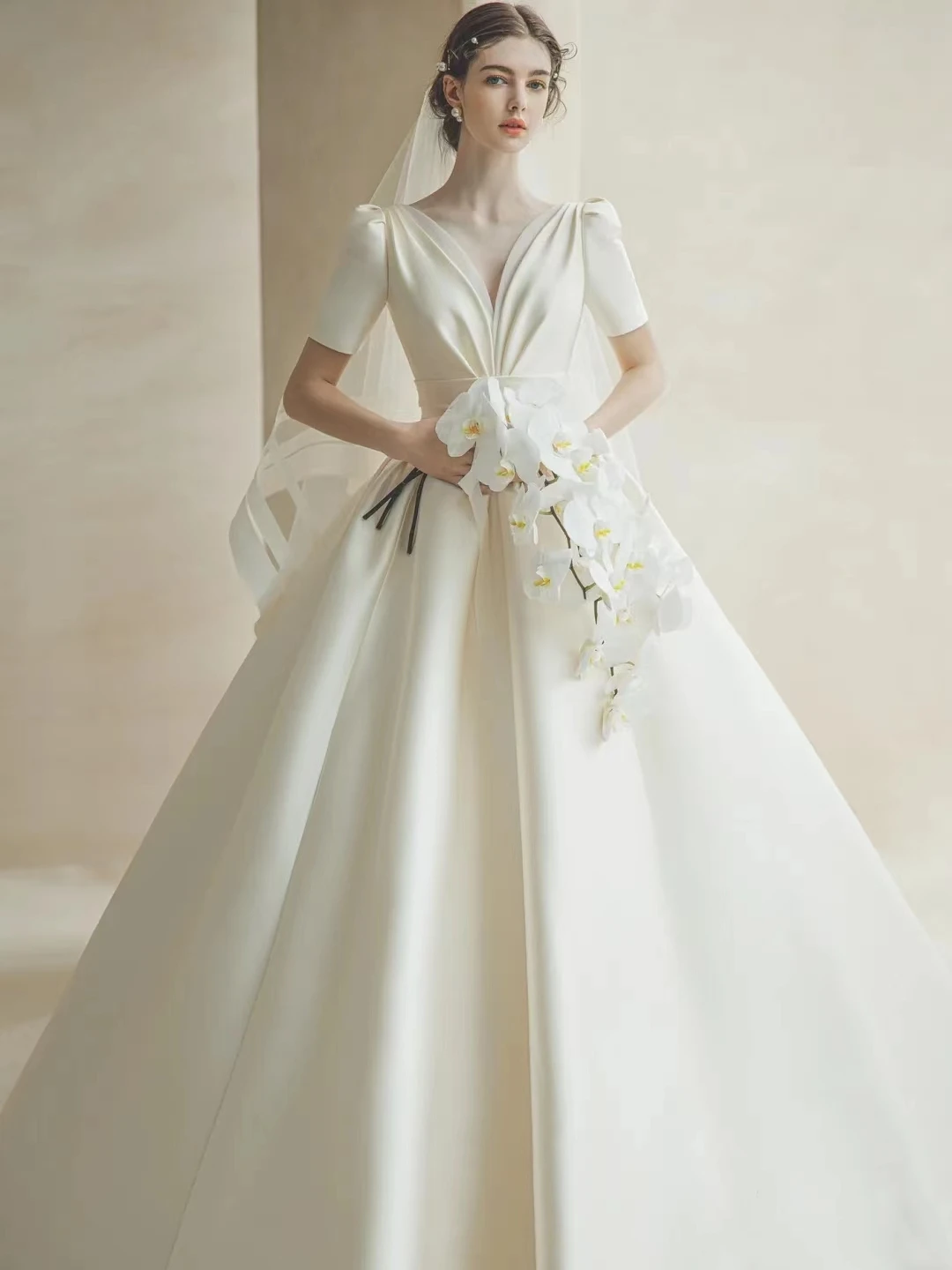 

Белое свадебное платье с V-образным вырезом 2026 года, новое, в корейском стиле, из атласной ткани, с длинной юбкой-принцессой и шлейфом в пол