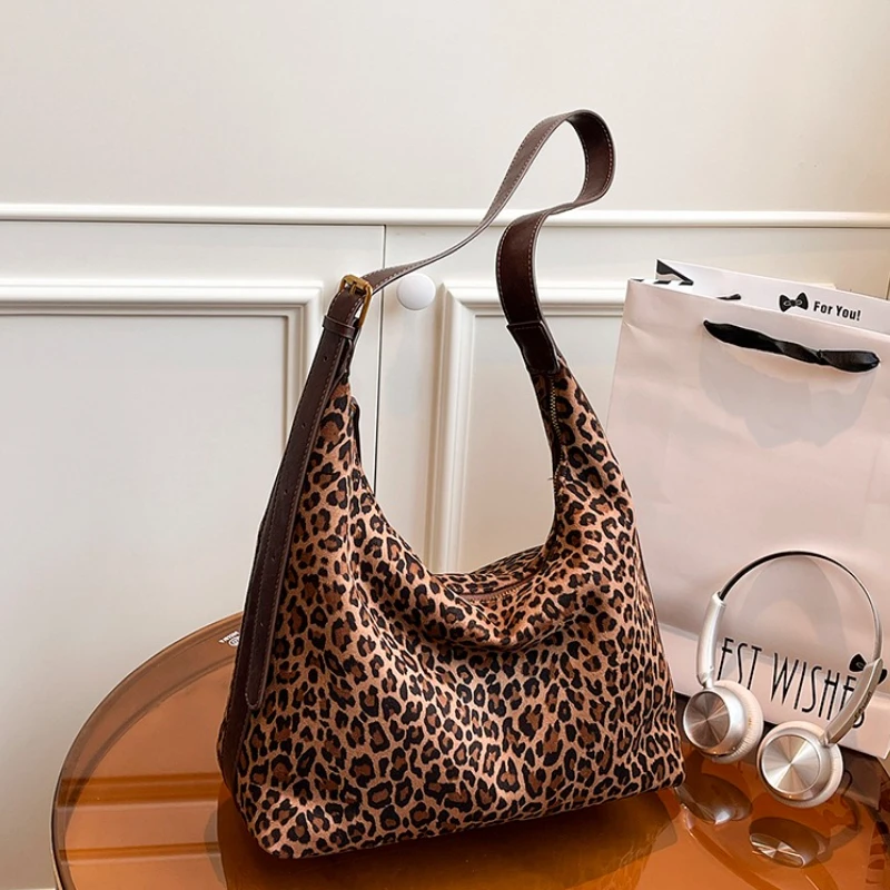 bolsa-de-ombro-de-veludo-confortavel-para-mulheres-com-ziper-toque-suave-elegante-e-versatil-bolsa-para-compras-e-viagens