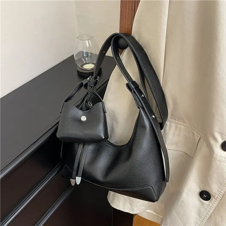 

Autumn new 2605 casual simple fashion versatile trend niche design light luxury simple shoulder messenger bag