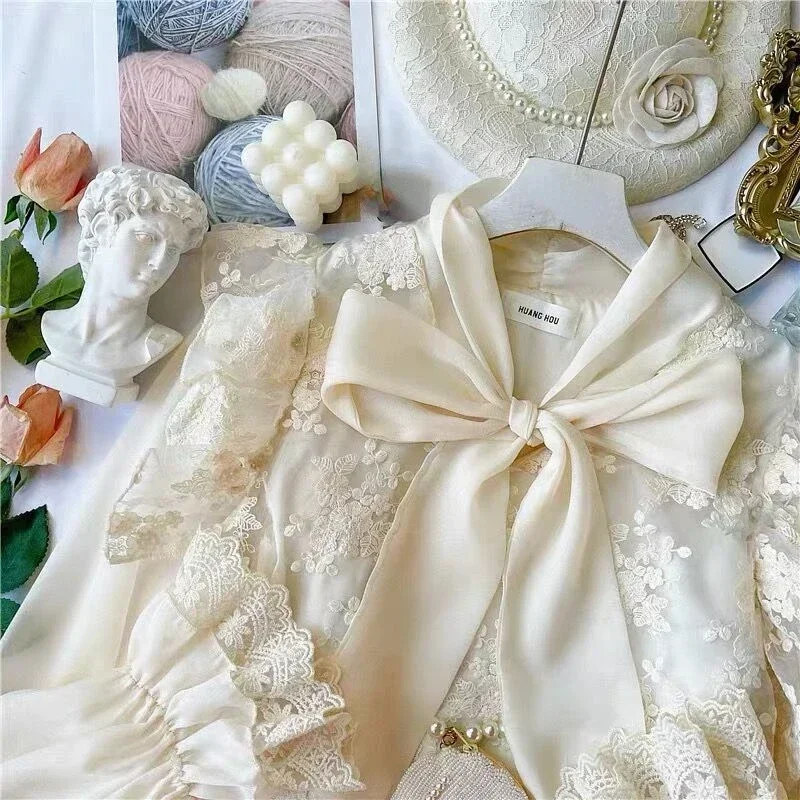 

Autumn New Korean Fashion Slim Temperament Lace Bow Lace Flower Shirt Female Flare Sleeve Blouse Women