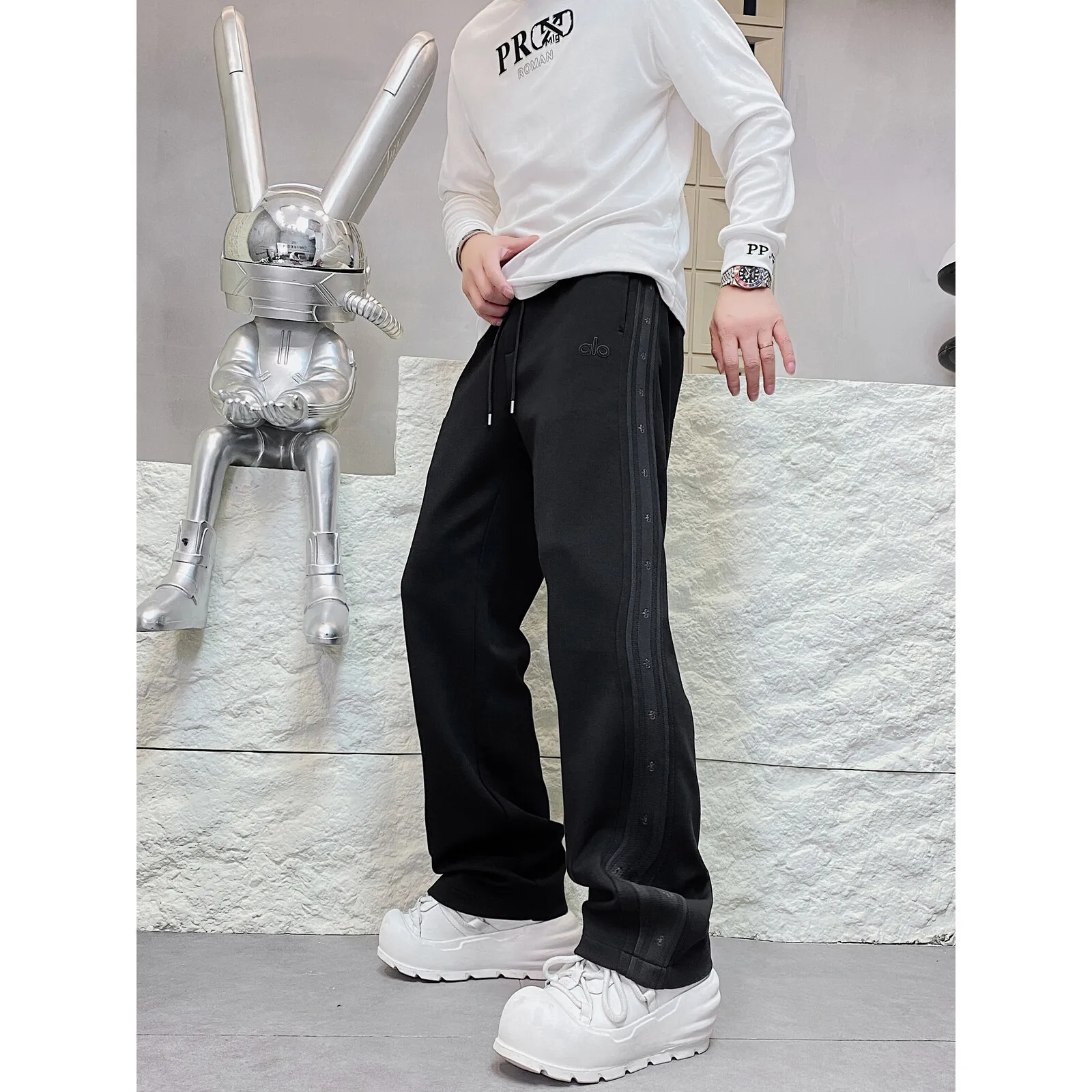 

Модные повседневные спортивные брюки для мужчин, свободного кроя, с эластичным поясом и вышивкой, удобные, из полиэфирного волокна, осенне-зимние.