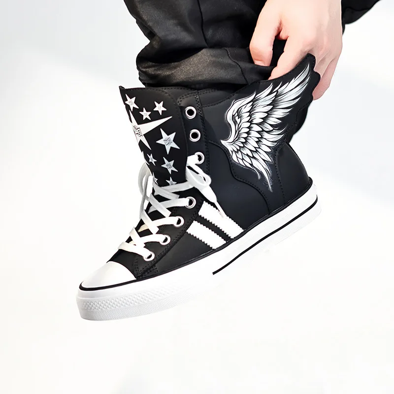Zapatillas de lona de caña alta estilo punk para hombre, con decoración de alas en 3D, estampado de estrellas, cordones, plataforma, diseño de zapatillas de skate, estilo Y2K, ropa urbana, calzado deportivo casual.