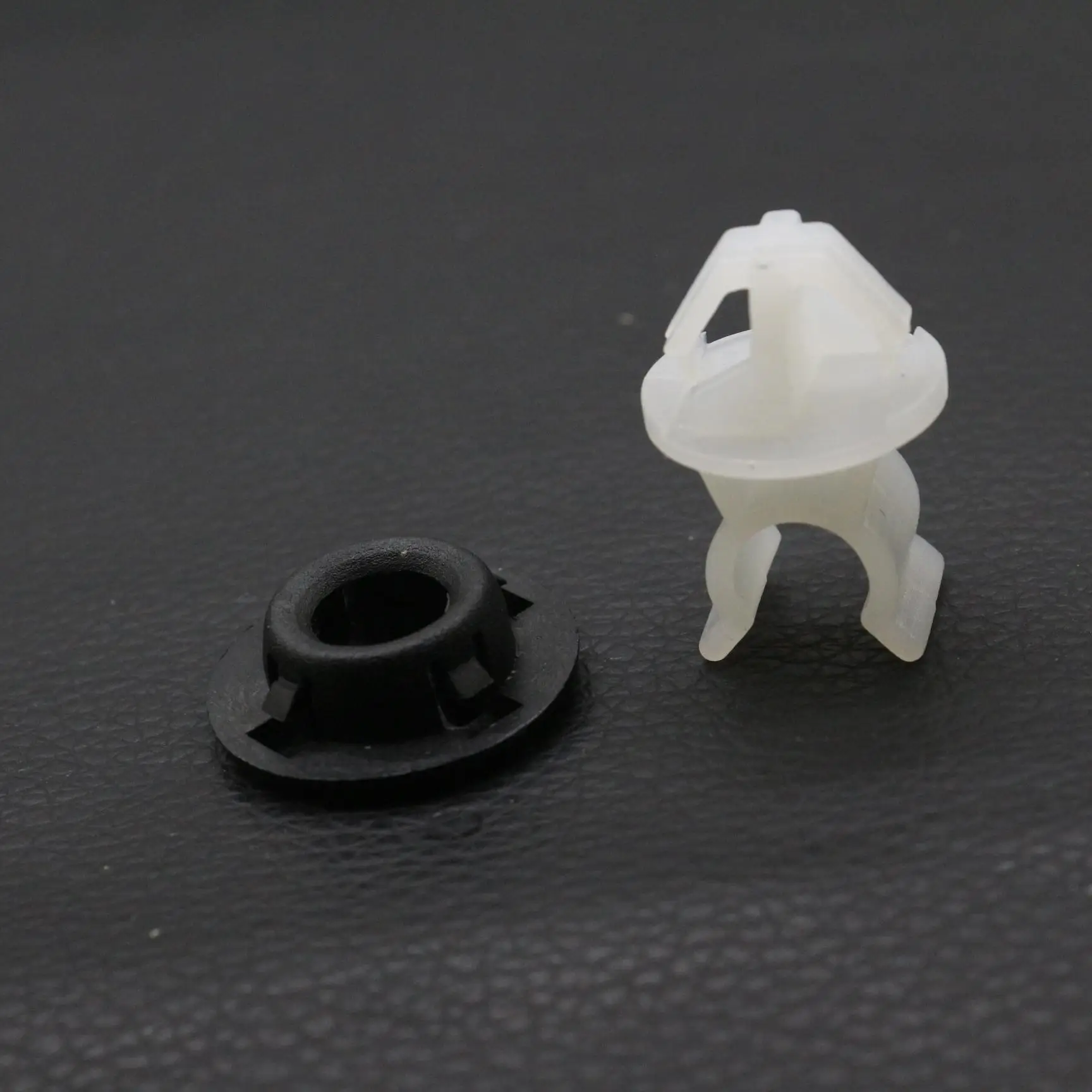 

1 Set Hood Prop Rod Support Locking Clip & Grommet Fit For Mitsubishi Lancer 2002–2007 Outlander 2003–2006 – MR523786 MR523317